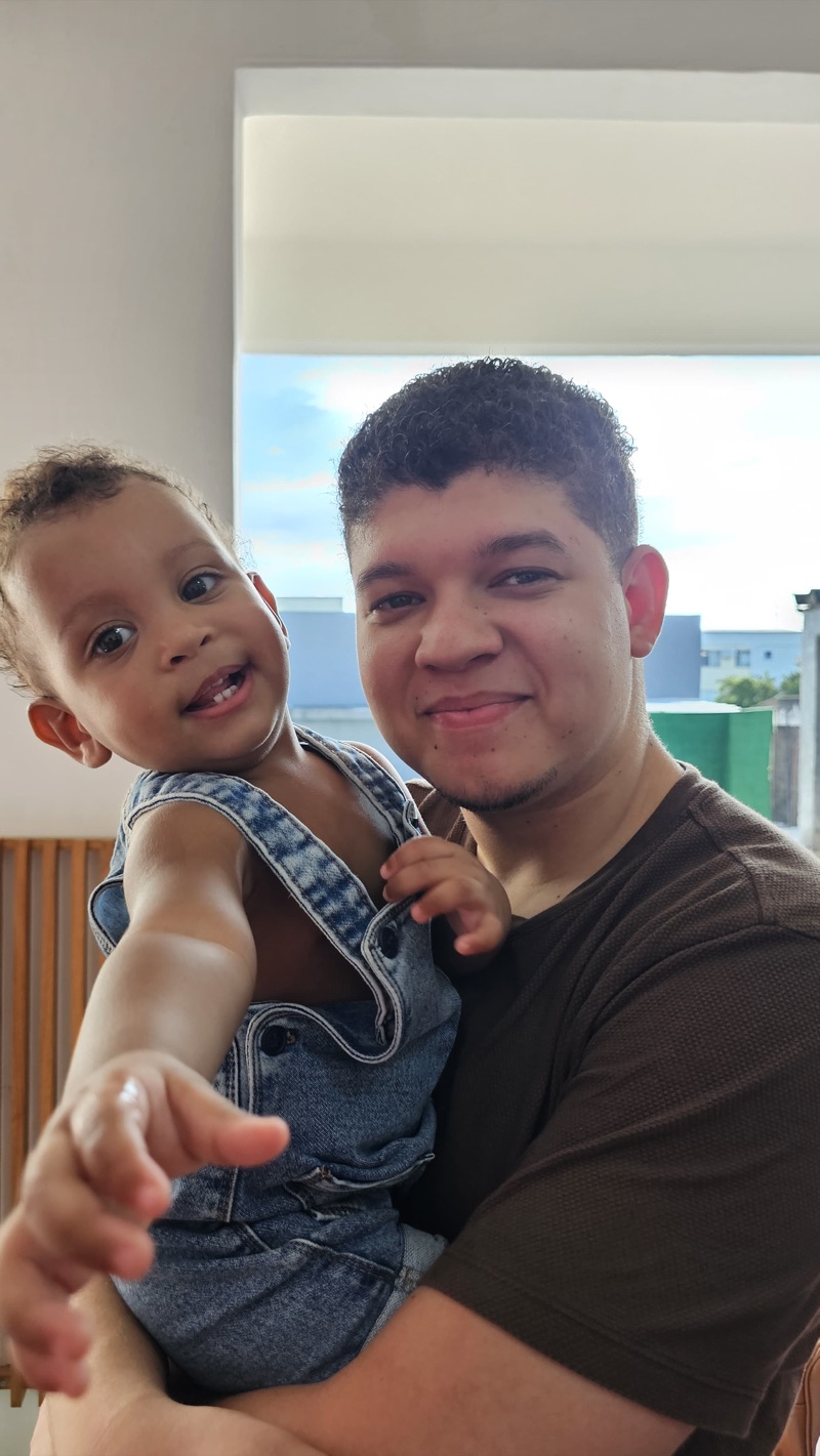 Fernando Mello com o filho no colo